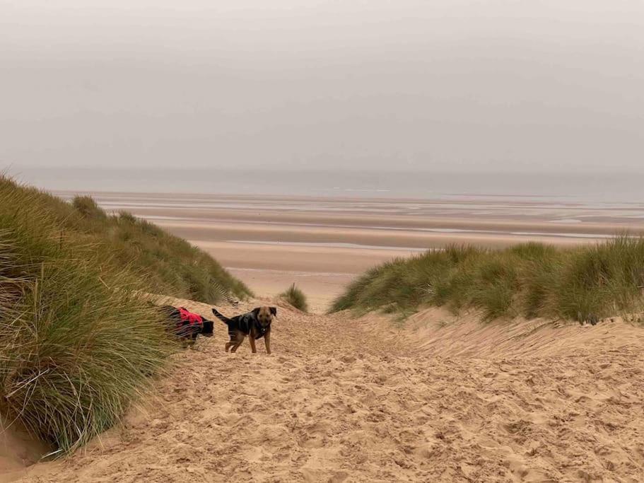 Formby, Spacious True Bungalow Steps From Beach Dış mekan fotoğraf